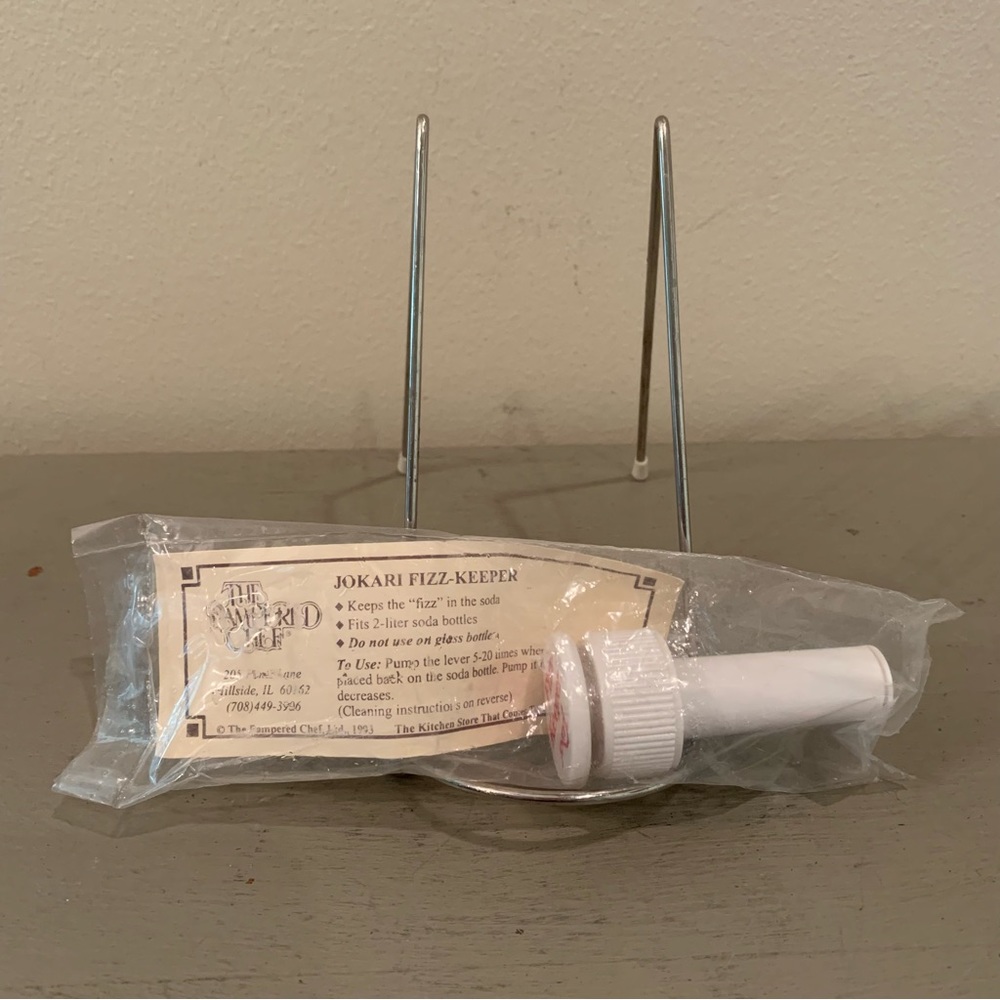 Vintage Pampered Chef Jokari Fizz Keeper